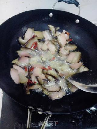 蒜薹炒腊肉的做法步骤：5