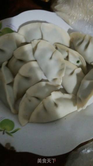 水煎饺的做法步骤：1