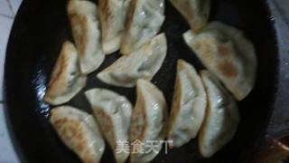 水煎饺的做法步骤：3