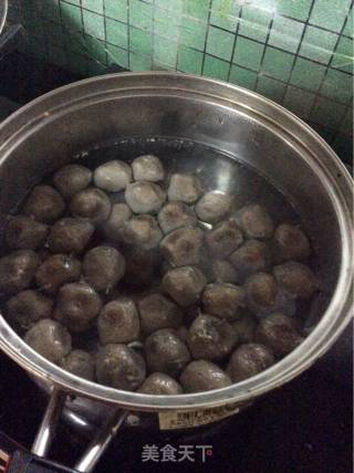 水煮牛肉丸汤的做法步骤：1