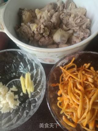 虫草花蒸鸡块的做法步骤：1