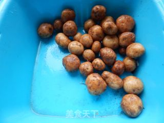 红烧小土豆的做法步骤：1