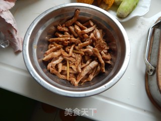 苦瓜炒肉丝的做法步骤：1