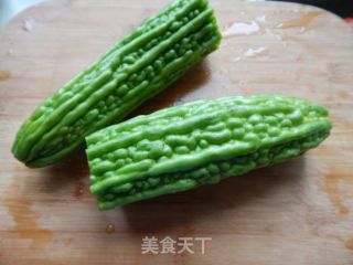 苦瓜炒肉丝的做法步骤：2
