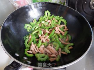 苦瓜炒肉丝的做法步骤：9