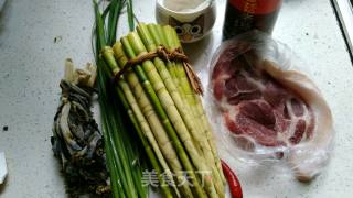 ＃春食野菜香＃小笋酸菜炒肉泥的做法步骤：2