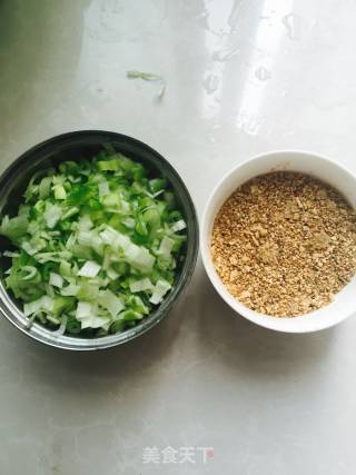 芝麻葱油饼的做法步骤：1