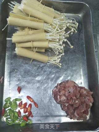 孜然辣焖豆腐金针卷的做法步骤：1