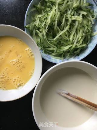 蛋饼的做法步骤：1