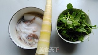 荠菜春笋炒目鱼的做法步骤：1