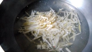 荠菜春笋炒目鱼的做法步骤：2