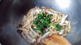 荠菜春笋炒目鱼的做法步骤：9