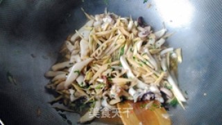 荠菜春笋炒目鱼的做法步骤：10