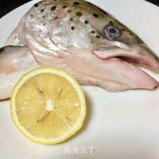 盐煎三文鱼头的做法步骤：1