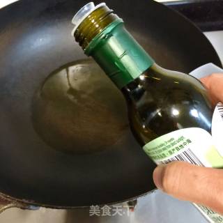 盐煎三文鱼头的做法步骤：2