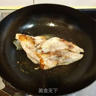 盐煎三文鱼头的做法步骤：5