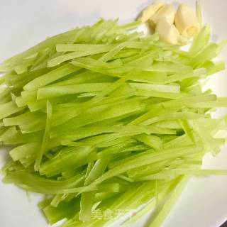 蒜炒莴笋丝的做法步骤：2