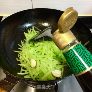 蒜炒莴笋丝的做法步骤：7
