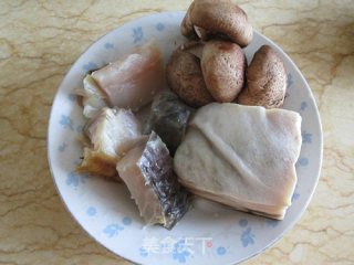 腌汆清江鱼块真美味的做法步骤：1