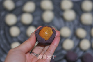 紫薯蛋黄酥的做法步骤：9