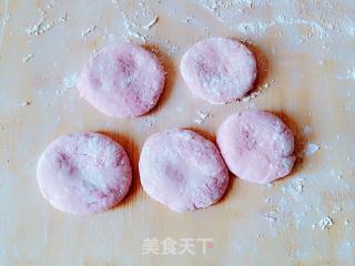这是一款创意粉玫瑰花它是用火龙果皮榨汁和面制作而成，绿色、天然、营养、美观的象形面食的做法步骤：7
