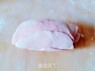 这是一款创意粉玫瑰花它是用火龙果皮榨汁和面制作而成，绿色、天然、营养、美观的象形面食的做法步骤：9