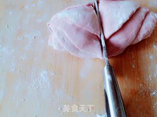 这是一款创意粉玫瑰花它是用火龙果皮榨汁和面制作而成，绿色、天然、营养、美观的象形面食的做法步骤：10