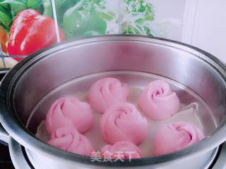这是一款创意粉玫瑰花它是用火龙果皮榨汁和面制作而成，绿色、天然、营养、美观的象形面食的做法步骤：13