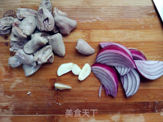 洋葱蒜苔炒鸡心的做法步骤：2