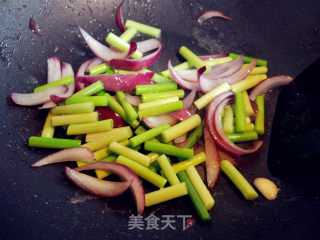 洋葱蒜苔炒鸡心的做法步骤：4