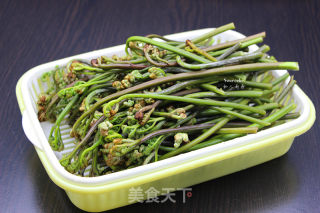 凉拌蕨菜的做法步骤：1