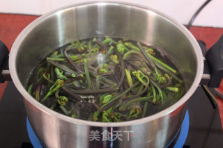 凉拌蕨菜的做法步骤：2
