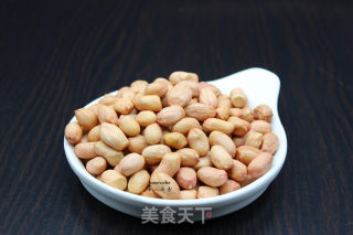 椒盐花生米的做法步骤：1