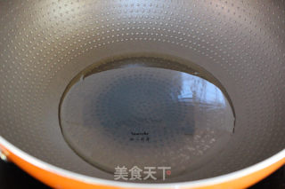 椒盐花生米的做法步骤：2