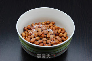 椒盐花生米的做法步骤：5