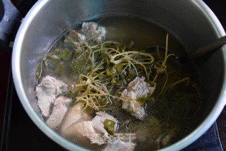 雷公根排骨汤的做法步骤：5