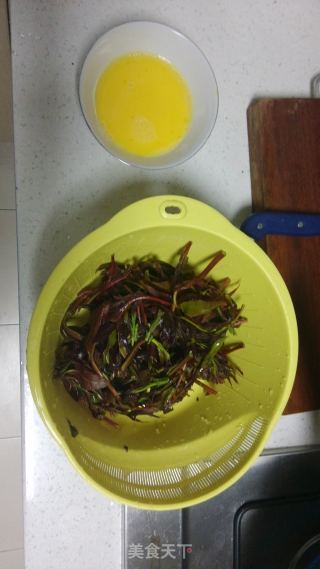 鸡蛋香椿卷的做法步骤：2