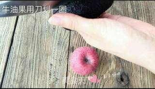 牛油果苹果泥的做法步骤：2