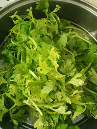 蒸芹菜叶的做法步骤：1