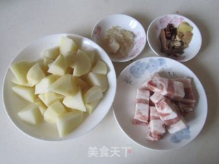 土豆红烧肉的做法步骤：1