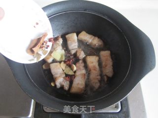 土豆红烧肉的做法步骤：3