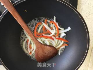洋葱芦笋炒鸡蛋的做法步骤：3