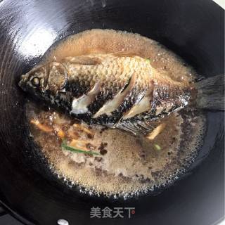 葱烧鲫鱼的做法步骤：8