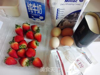 圣诞草莓小蛋糕的做法步骤：1