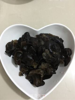 木耳拌黄瓜的做法步骤：2