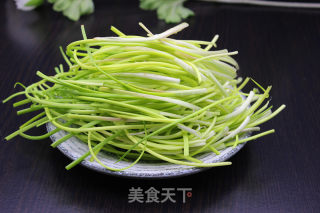 野葱炒蛋的做法步骤：2
