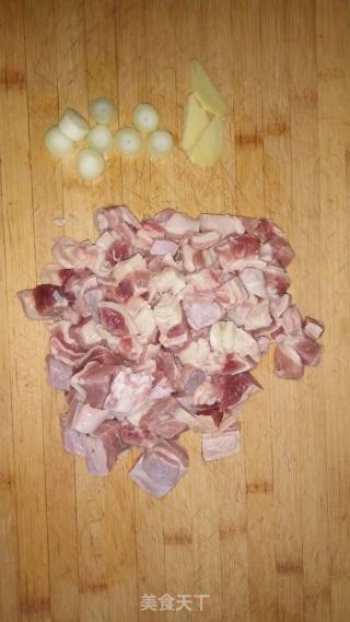 番茄红烩牛肉咖喱的做法步骤：1
