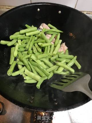 带鱼烧豆角的做法步骤：3