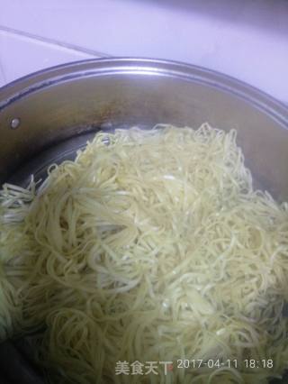 ＃春食野菜香＃香椿炒面的做法步骤：1
