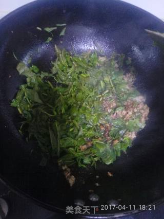 ＃春食野菜香＃香椿炒面的做法步骤：2
